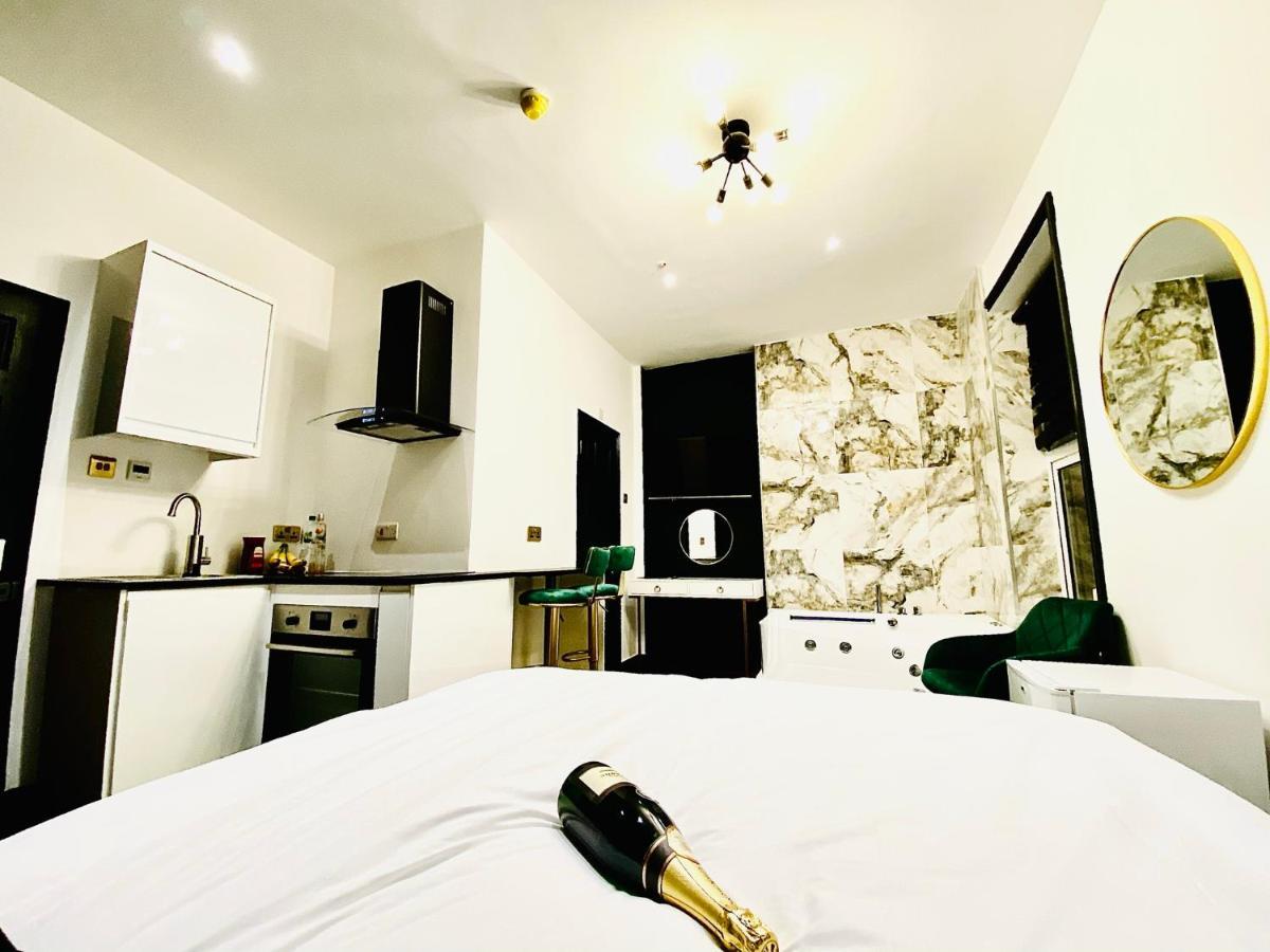 Duke And Duchess Apartments And Rooms - Private In Room Hot Tub Suites London Eksteriør billede