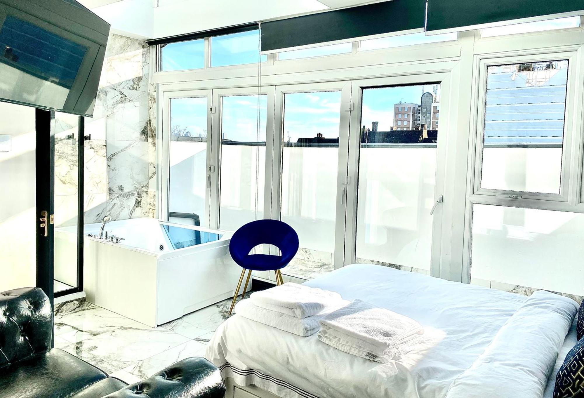 Duke And Duchess Apartments And Rooms - Private In Room Hot Tub Suites London Eksteriør billede