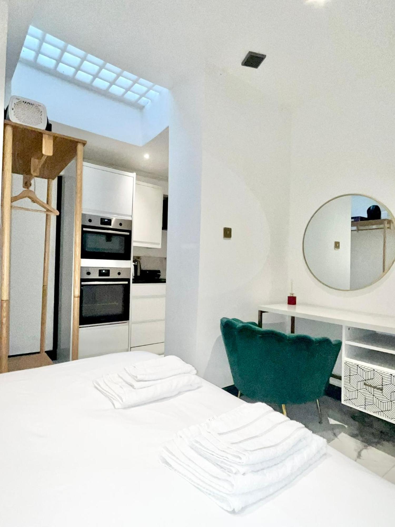 Duke And Duchess Apartments And Rooms - Private In Room Hot Tub Suites London Eksteriør billede